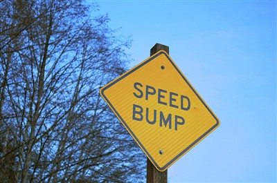 Poukisa Yo rele Speed ​​Bumps Polisye Dòmi